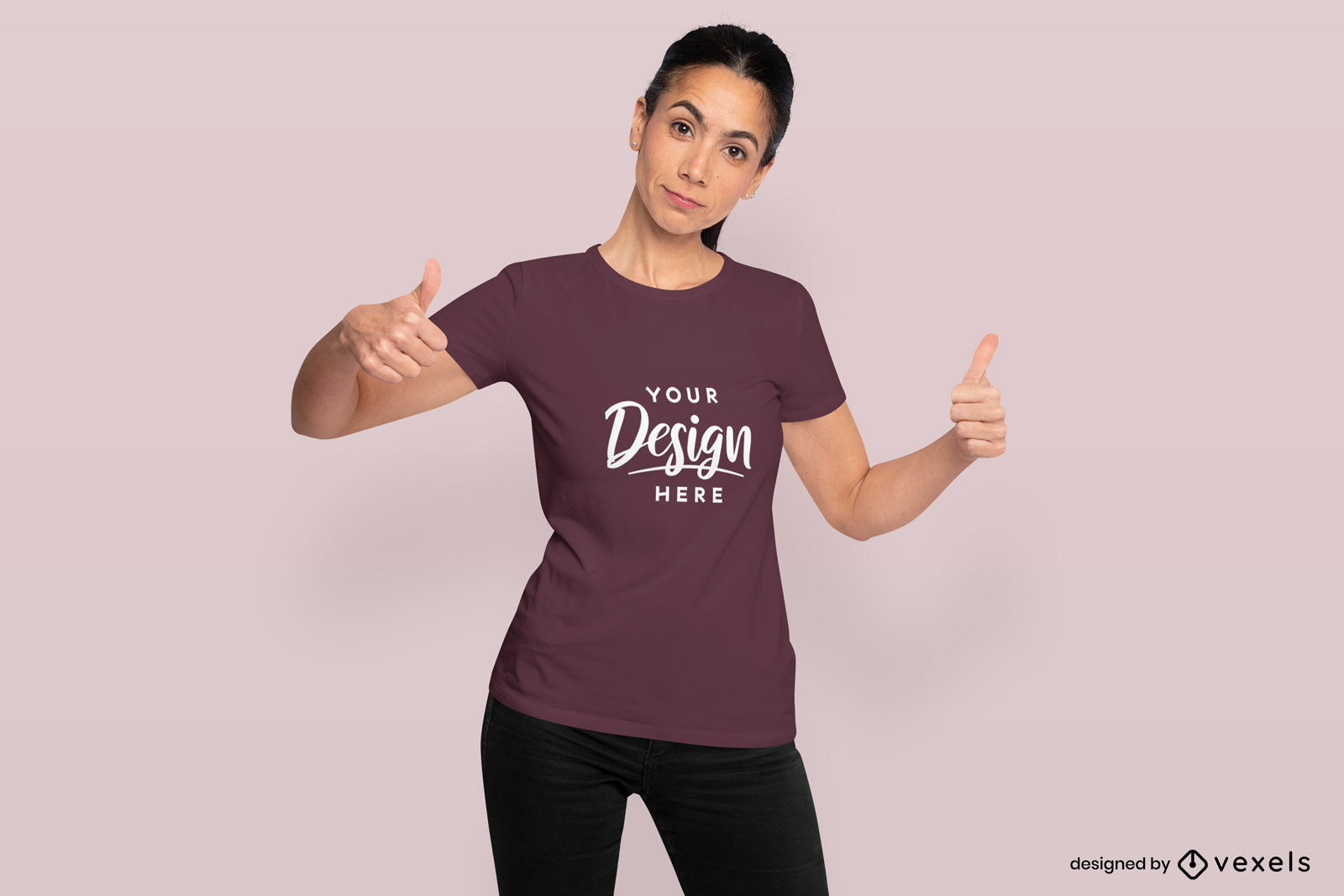 Modelo Editável PSD De Mulher Com Rabo De Cavalo E Polegares Para Cima  Maquete De T-shirt