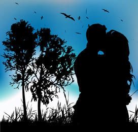 Paar das Silhouette auf Landschaft mit Baum hinter küsst