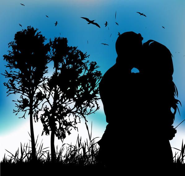 Pareja besándose silueta en paisaje con árbol detrás Pareja besándose silueta en paisaje con árbol detrás