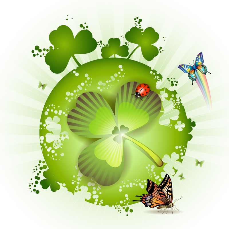 Grüner Klee mit Marienkäfer und Schmetterlingen