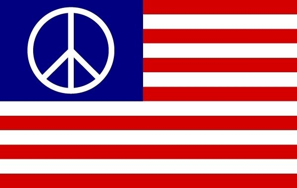 US-Flagge mit Friedenssymbol