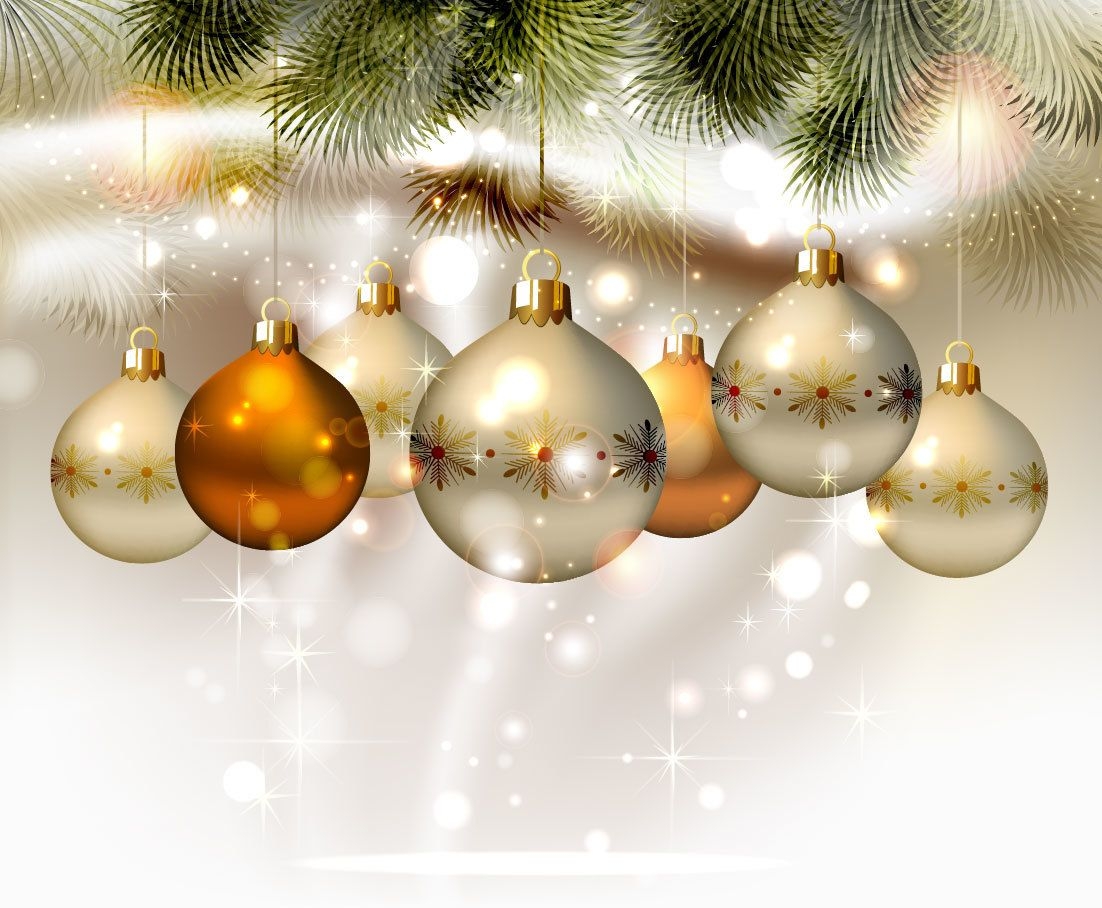 Bolas de Natal brilhantes penduradas em galhos de árvores