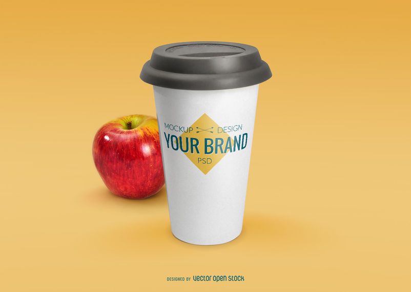 Taza de café maqueta PSD con manzana Taza de café maqueta PSD con manzana