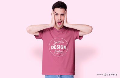 Chico con maqueta de camiseta rosa