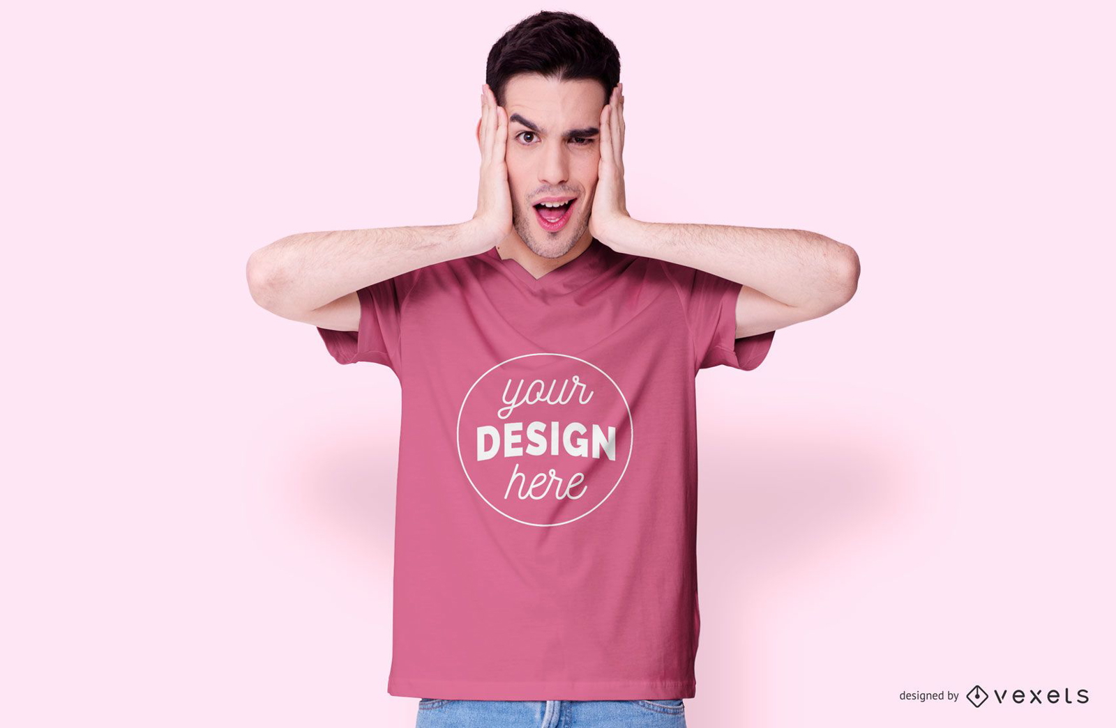 Cara vestindo uma maquete de camiseta rosa