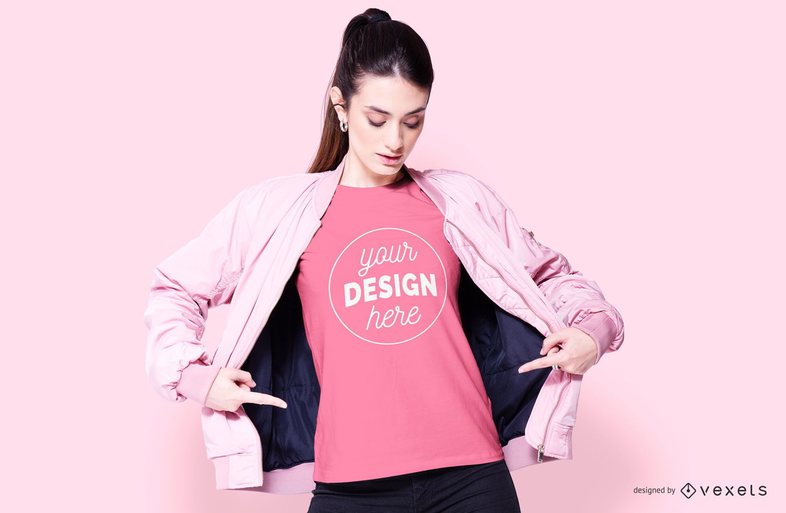 Modelo com maquete de roupa rosa