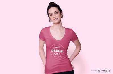 Chica con maqueta de camiseta rosa