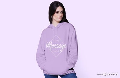 Junge Frau die ein Hoodie-Modell trägt
