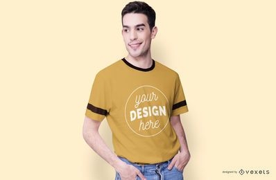 Modelo masculino sorridente com maquete de camiseta