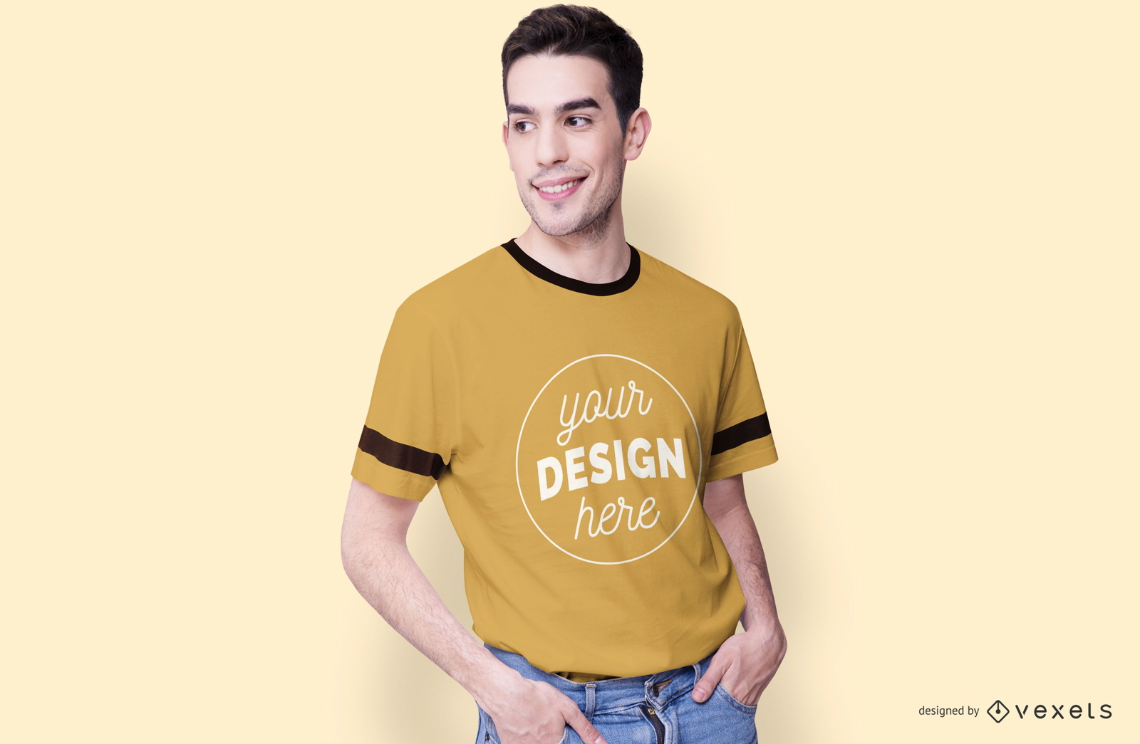 Maqueta de camiseta modelo masculino sonriente