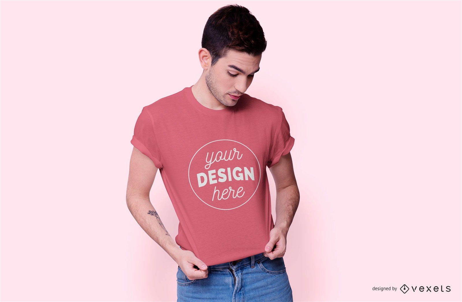 Modelo masculino com design de maquete de camiseta apertada