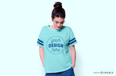 Frau die T-Shirt Modell trägt