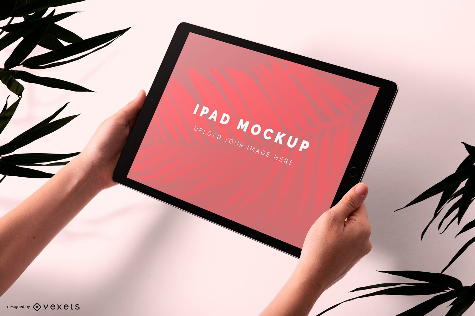 Sosteniendo el diseño de la maqueta de Ipad