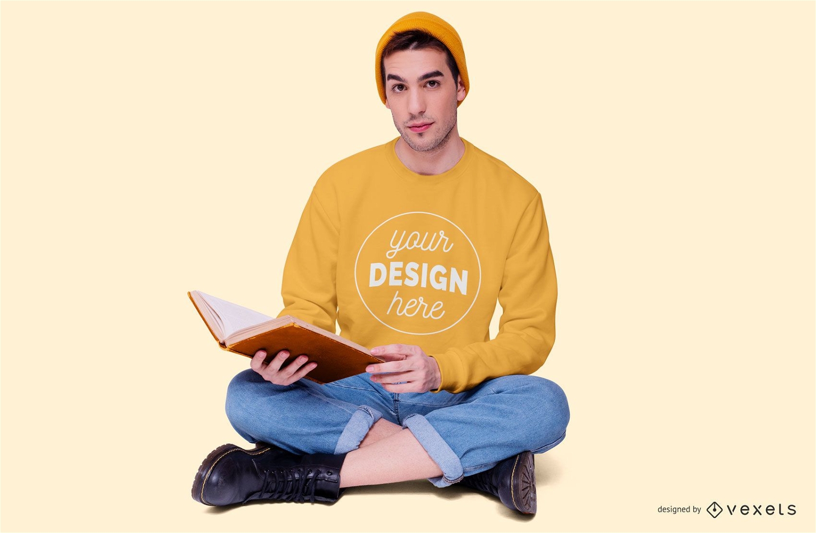 Junge der sitzendes Sweatshirt-Modell liest