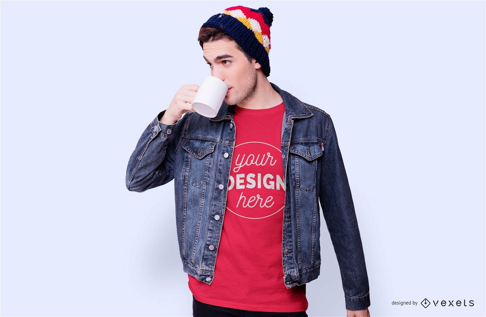 Junge der Kaffee-T-Shirt-Modell trinkt