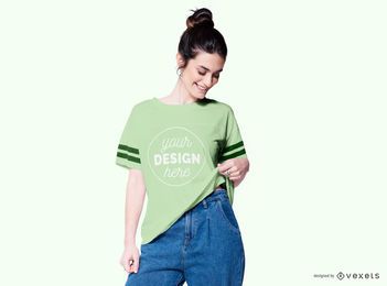 Mujer en maqueta de camiseta de jeans