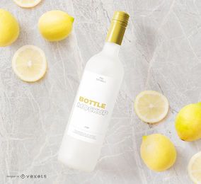 Composición de maqueta de botella y limones.