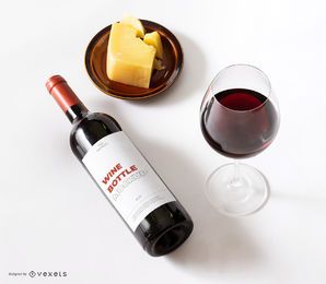 maquete de queijo com rótulo de garrafa de vinho