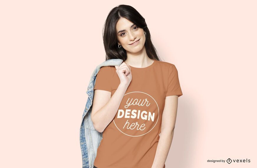 Mulher com maquete de jaqueta e camiseta Mulher com maquete de jaqueta e camiseta