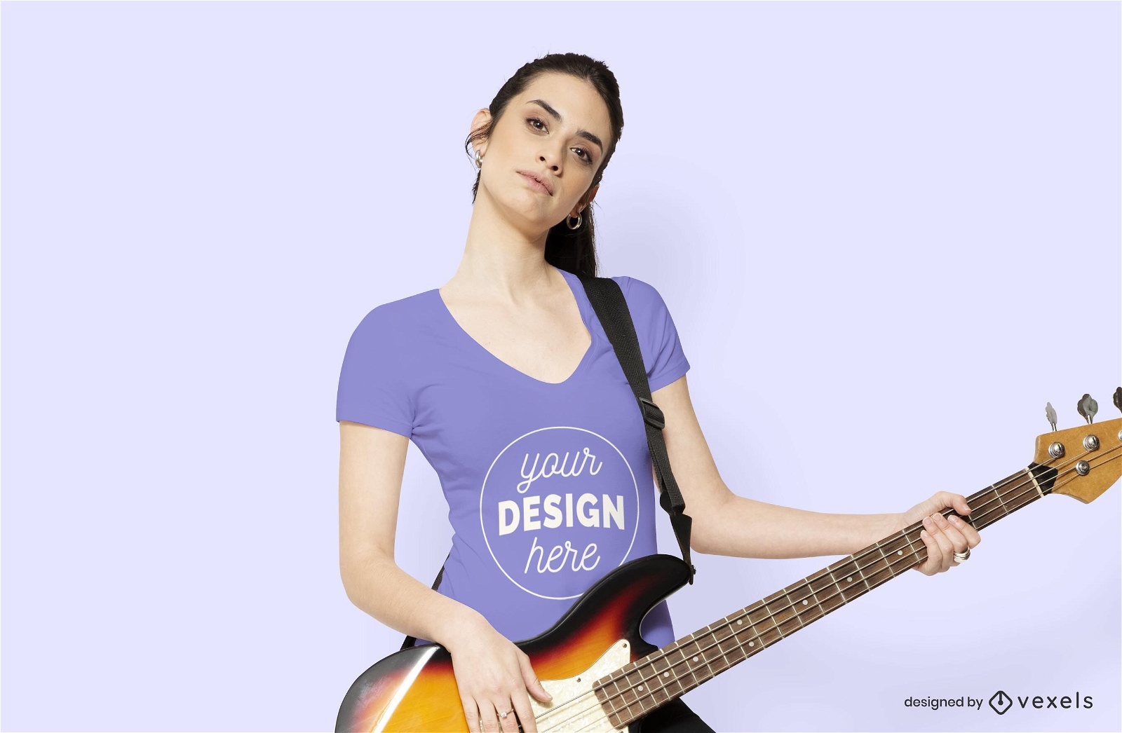 Mujer con maqueta de camiseta de guitarra