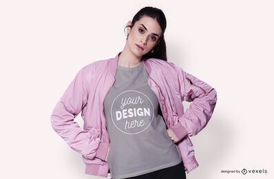 Modelo con maqueta de camiseta de chaqueta