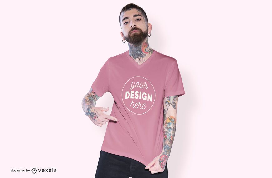 Homem apontando o design da maquete da camiseta Homem apontando o design da maquete da camiseta