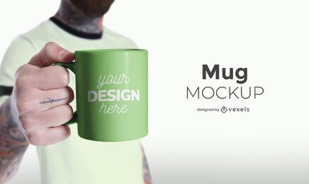 Modelo segurando o design de maquete de caneca
