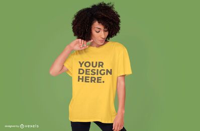 Frau die T-Shirt Modellentwurf trägt