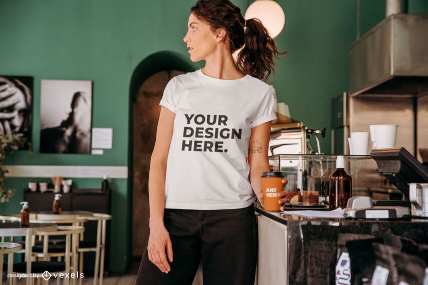 Maquete da camiseta do modelo de café Maquete da camiseta do modelo de café