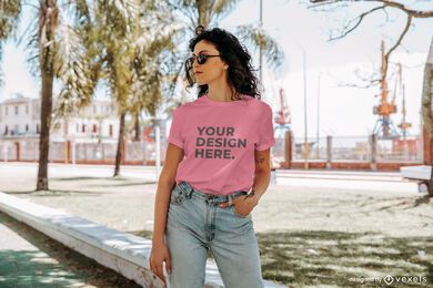 Maqueta de moda camiseta rosa en blanco