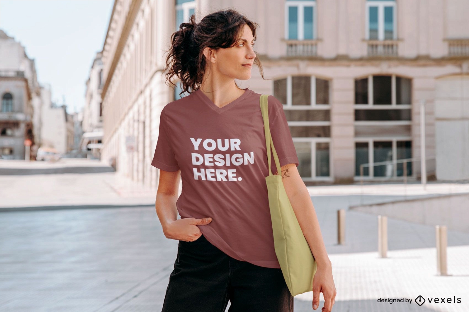 Modelo femenino con bolso de mano en maqueta de camiseta de calle