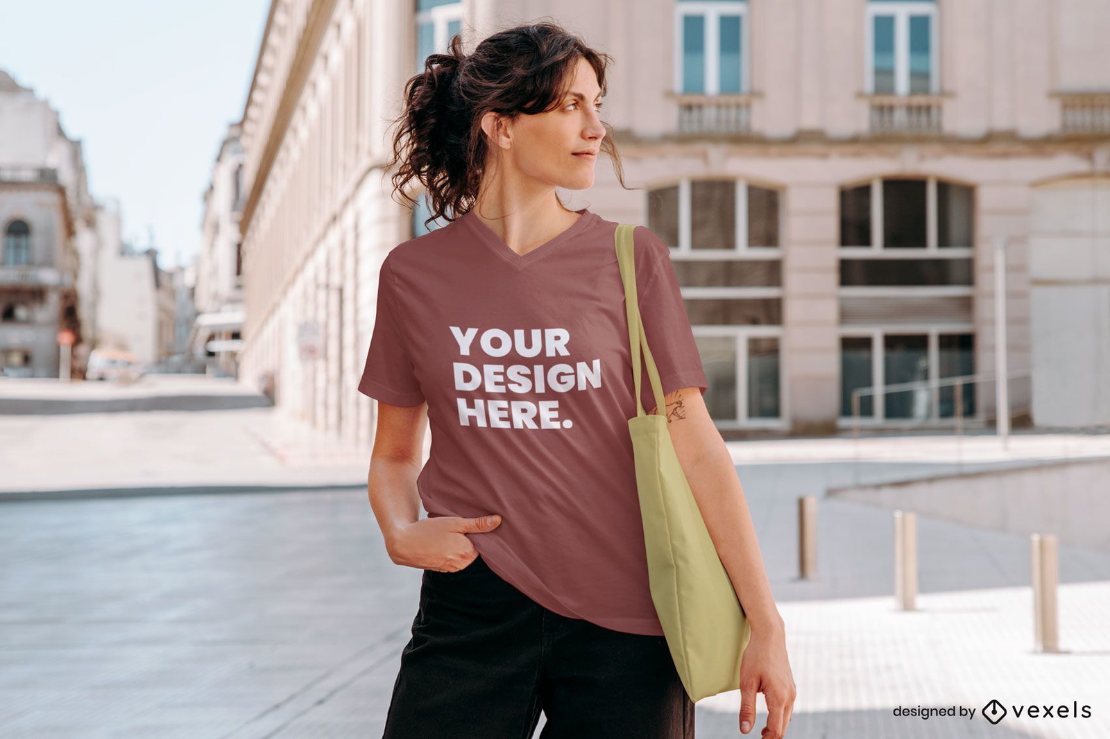 Weibliches Modell mit Tragetasche auf Straßen-T-Shirt-Attrappe