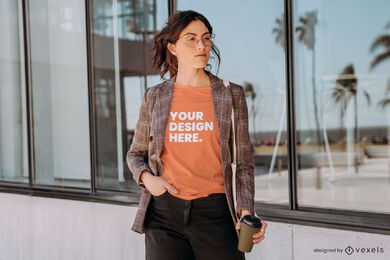 Modell mit Blazer-T-Shirt-Modell