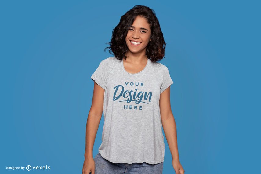 Maqueta de camiseta modelo de pie feliz Maqueta de camiseta modelo de pie feliz