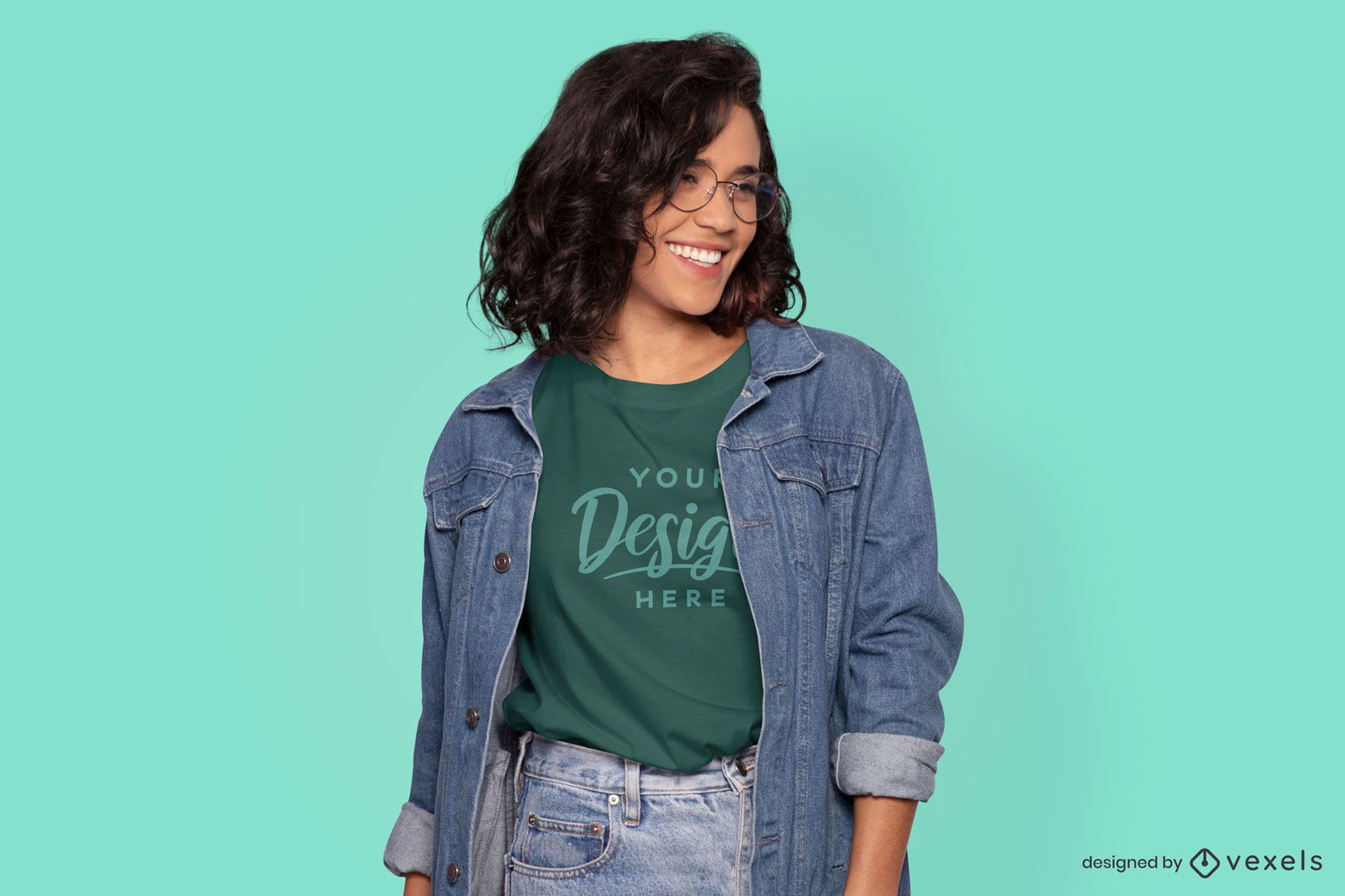 Óculos modelo feminino e maquete de camiseta de jaqueta jeans