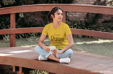 Menina bebendo café na maquete da camiseta da ponte
