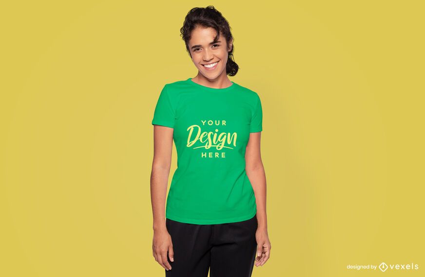 Maqueta de camiseta sonriente modelo femenino Maqueta de camiseta sonriente modelo femenino