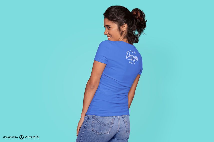 Mujer mirando maqueta de camiseta lateral Mujer mirando maqueta de camiseta lateral