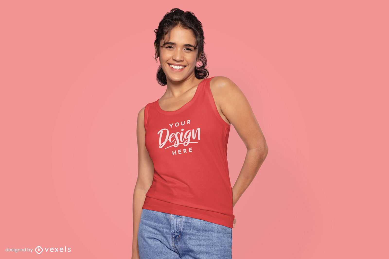 Maqueta de camiseta sin mangas modelo sonriente