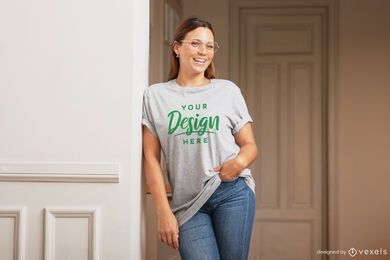 Maqueta de camiseta interior mujer feliz