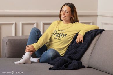 Mujer en maqueta de sudadera de casa de sofá