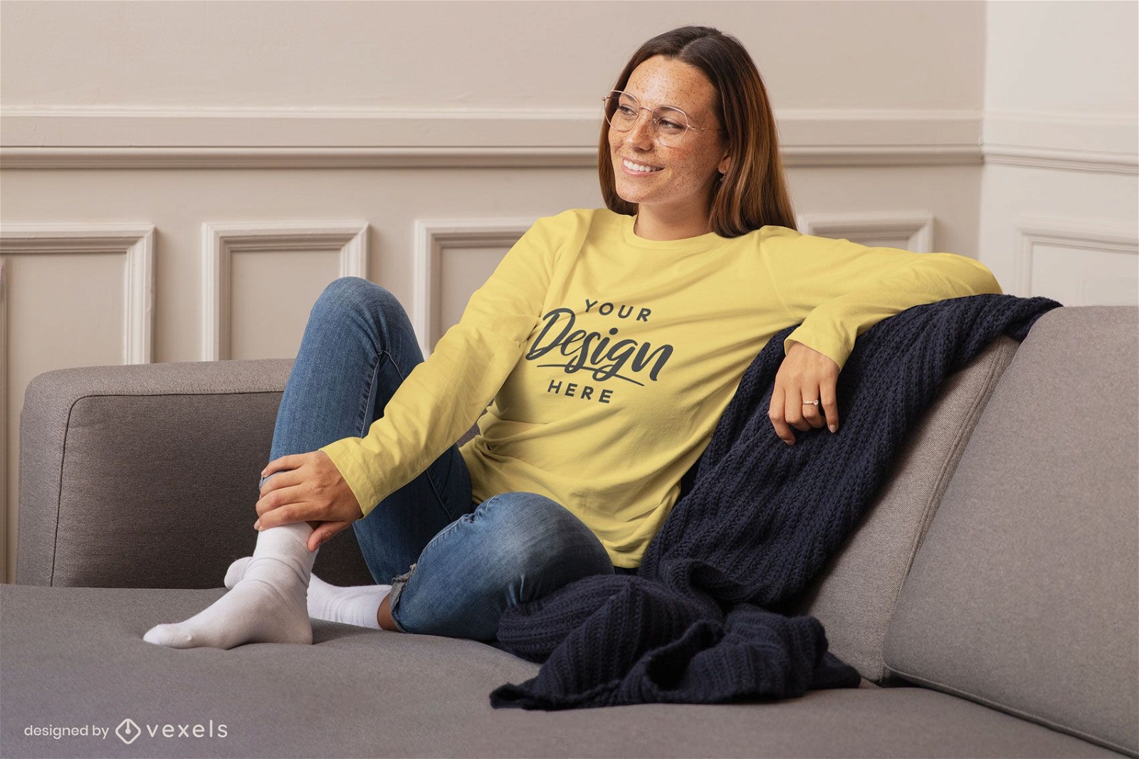 Frau im Couchheim-Sweatshirt-Modell