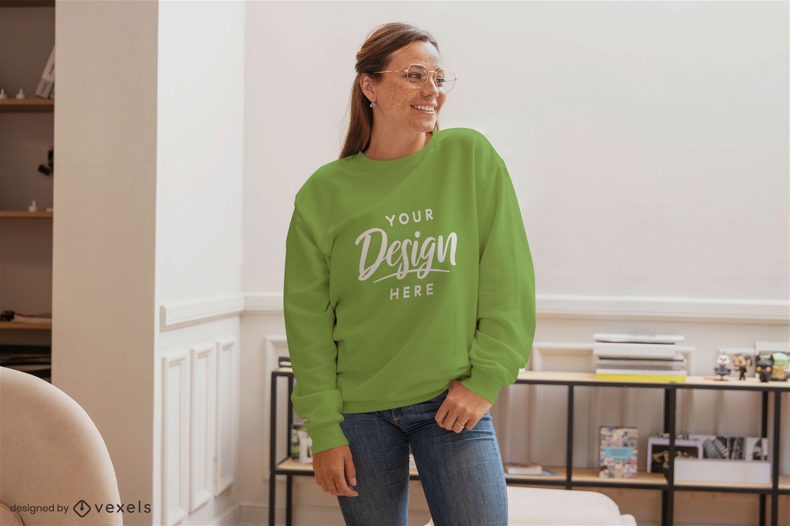 Mujer feliz en maqueta de sala de estar de sweatershirt