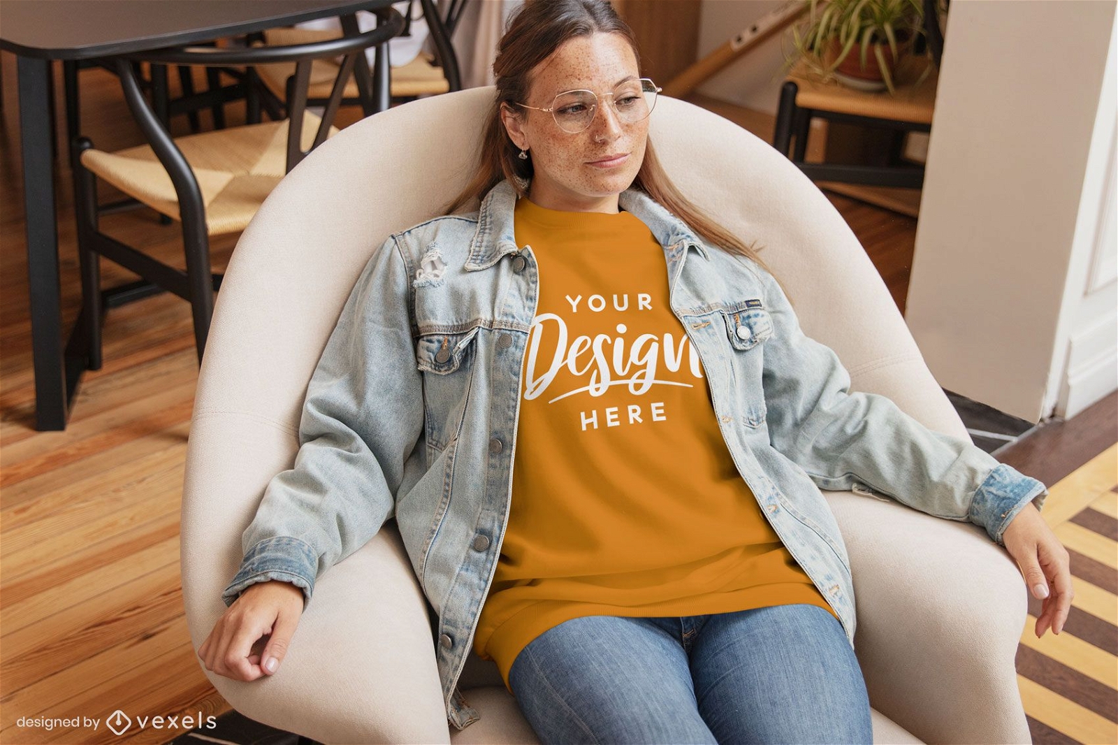 Mulher na cadeira maquete da camiseta da sala de estar