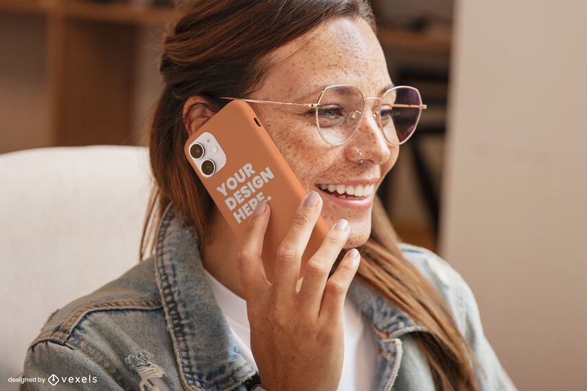 Chica con gafas riendo maqueta de caja de teléfono Chica con gafas riendo maqueta de caja de teléfono