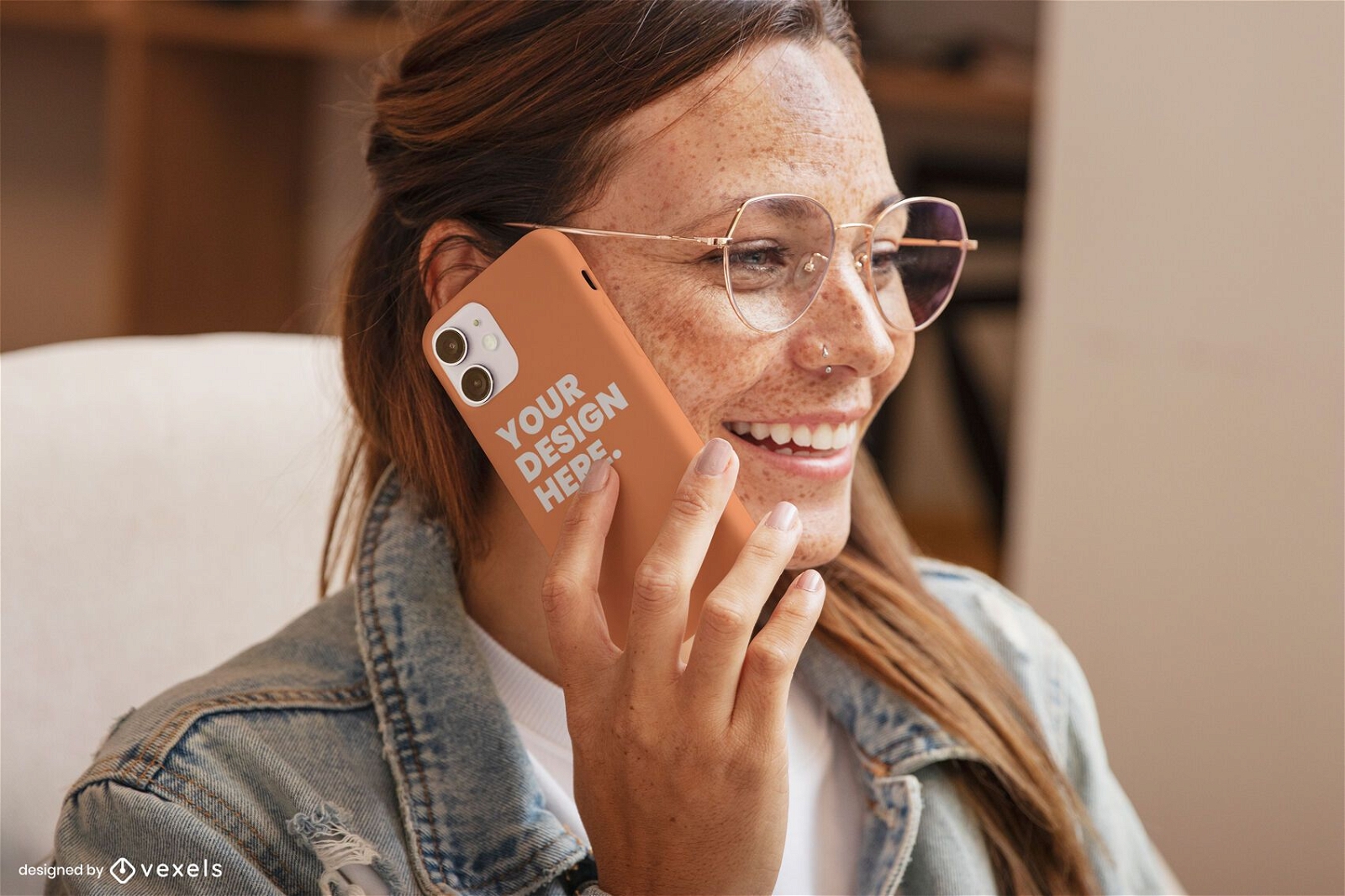 Garota com óculos rindo de maquete de capa de telefone
