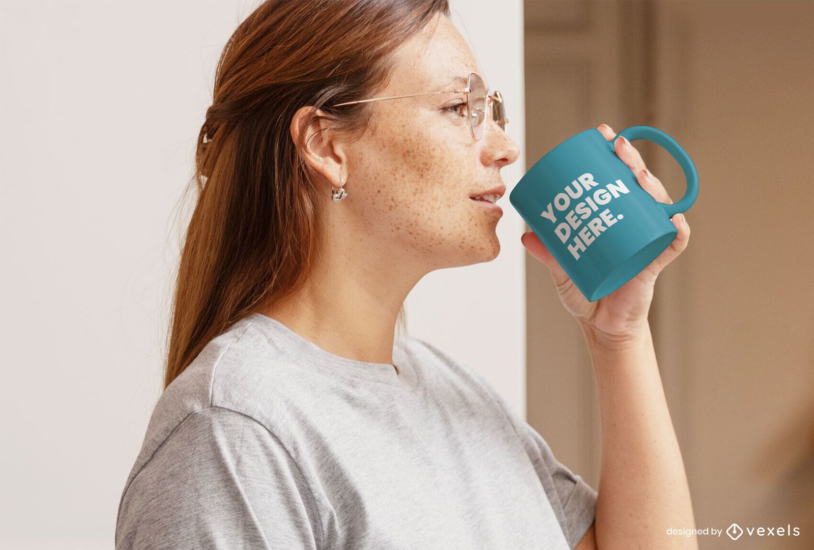 Mulher na maquete de caneca interior de óculos