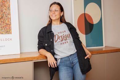 Mulher com óculos maquete de camiseta da sala de estar