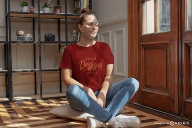 Mujer en maqueta de camiseta de piso de sala de estar