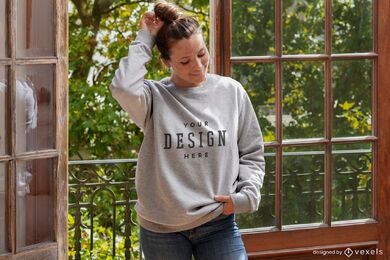 Frau gegen offenes Fenster-Sweatshirt-Modell